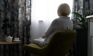 Одинокая бабушка.