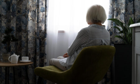 Одинокая бабушка.