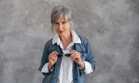 Седая женщина