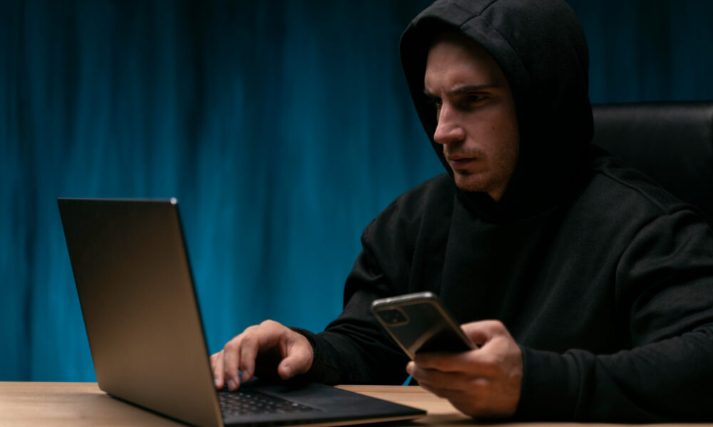 Мошенник за ноутбуком