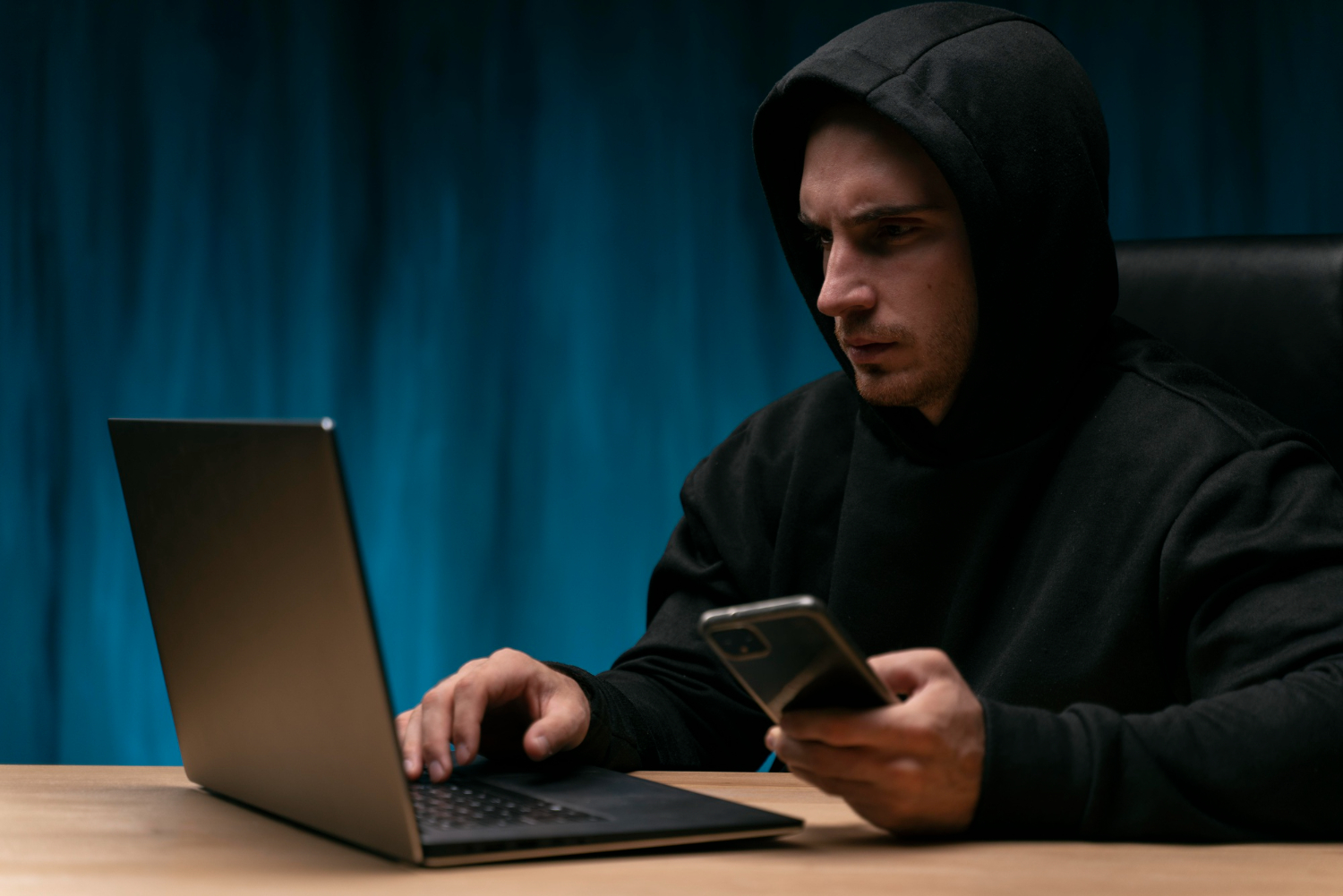 Мошенник за ноутбуком