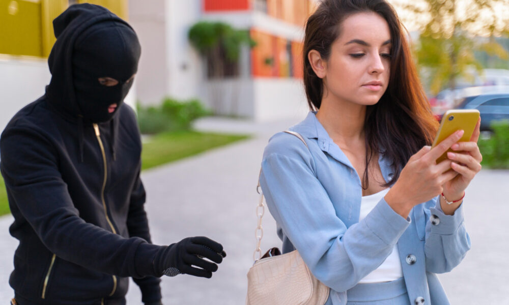 Мошенник преследует девушку