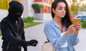 Мошенник преследует девушку