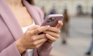 Женщина держит в руках смартфон