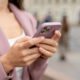 Женщина держит в руках смартфон