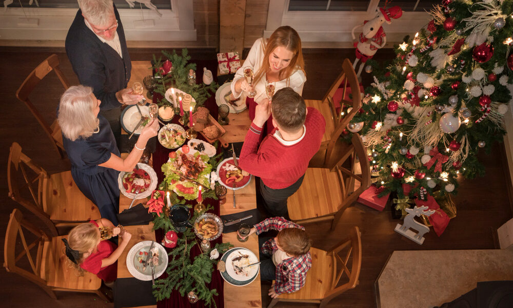 Новогоднее застолье, семья празднует Новый Год