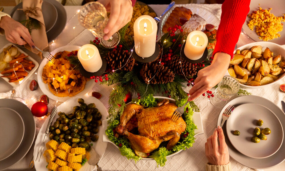 Новогодний стол с мясом и салатами