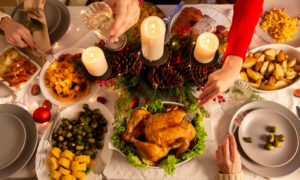 Новогодний стол с мясом и салатами