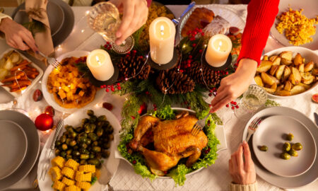 Новогодний стол с мясом и салатами