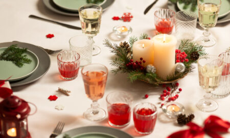 Новогодний праздничный стол, красиво сервированный