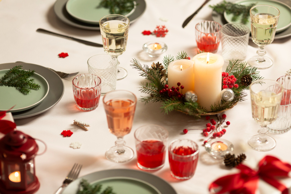 Новогодний праздничный стол, красиво сервированный