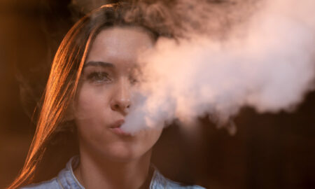 Девушка пускает пар