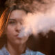 Девушка пускает пар