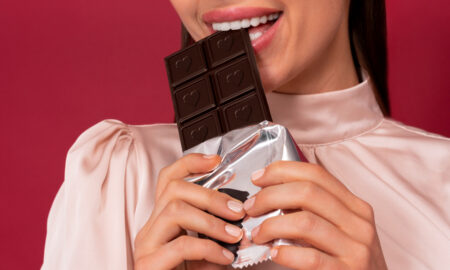 Девушка ест шоколад.