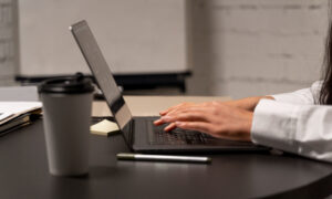 Человек сидит работает за компьютером