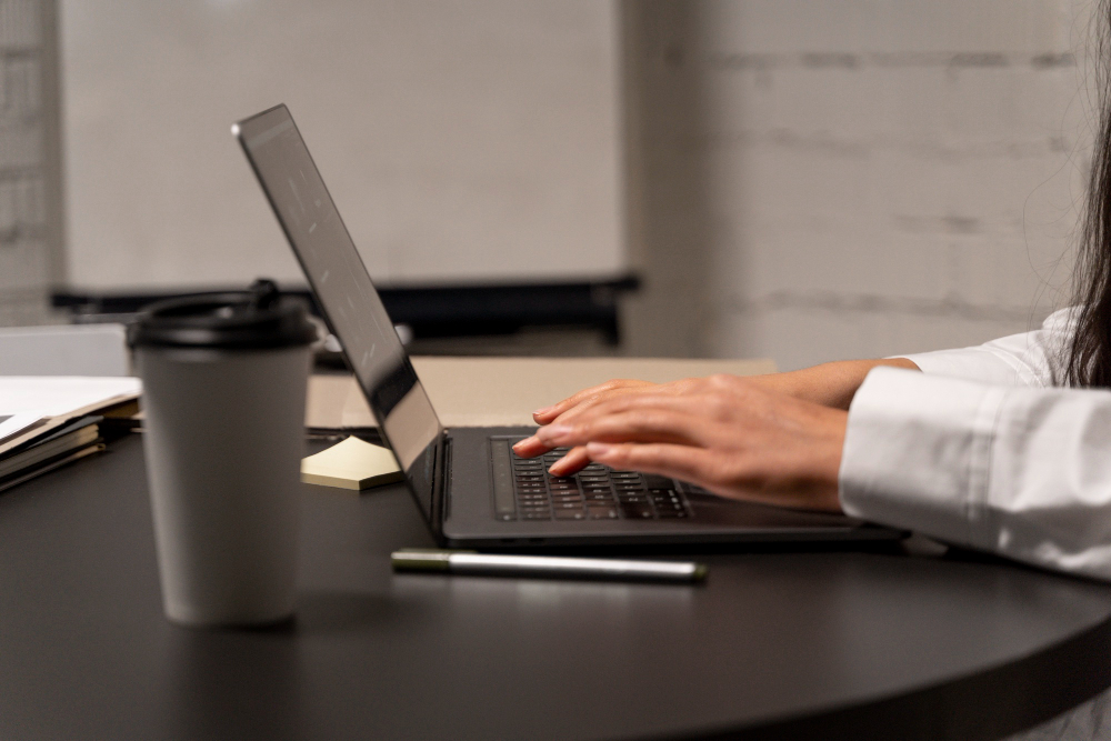 Человек сидит работает за компьютером