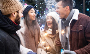 Радостная компания из четырёх друзей празднуют новый год