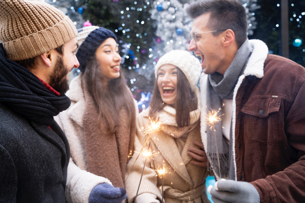 Радостная компания из четырёх друзей празднуют новый год