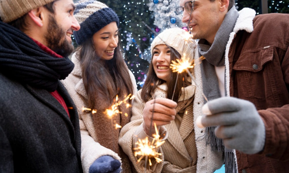 Люди встречают Новый год