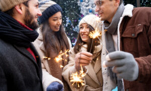 Группа людей с бенгальскими огнями
