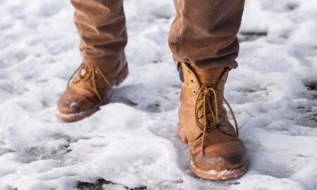 alt рыжие ботинки на фоне снега