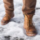 alt рыжие ботинки на фоне снега