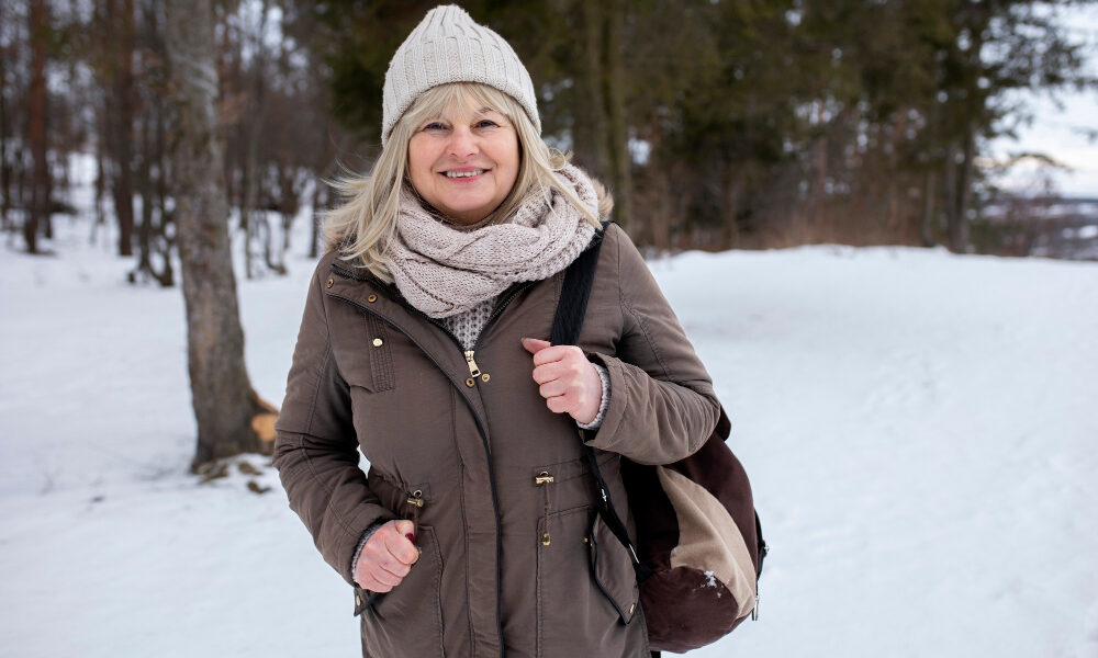 Женщина в зимнем лесу