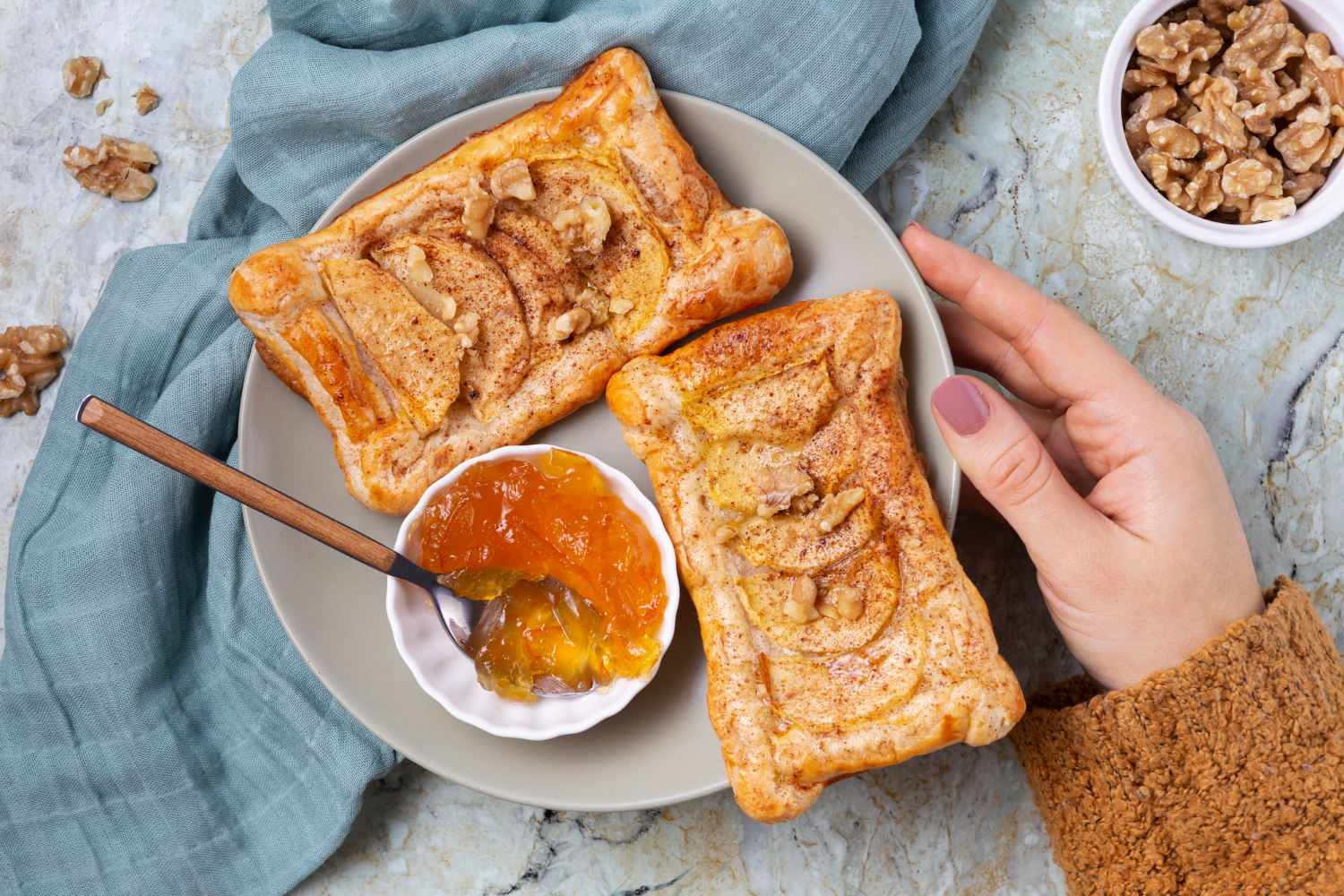 Две слойки с яблоком и миска джема