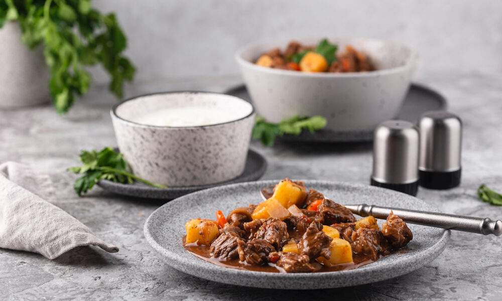 тушеное мясо с подливой на трелке