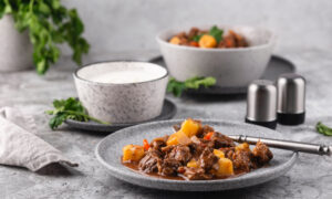 тушеное мясо с подливой на трелке