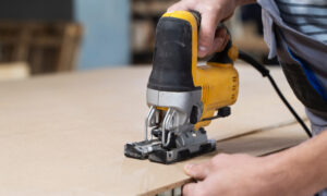 мастер пилит дерево лобзиком