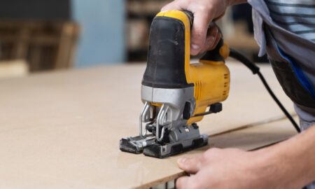 мастер пилит дерево лобзиком