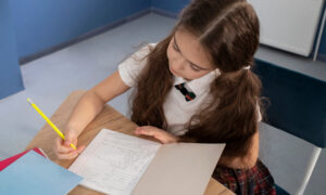 Девочка делает уроки