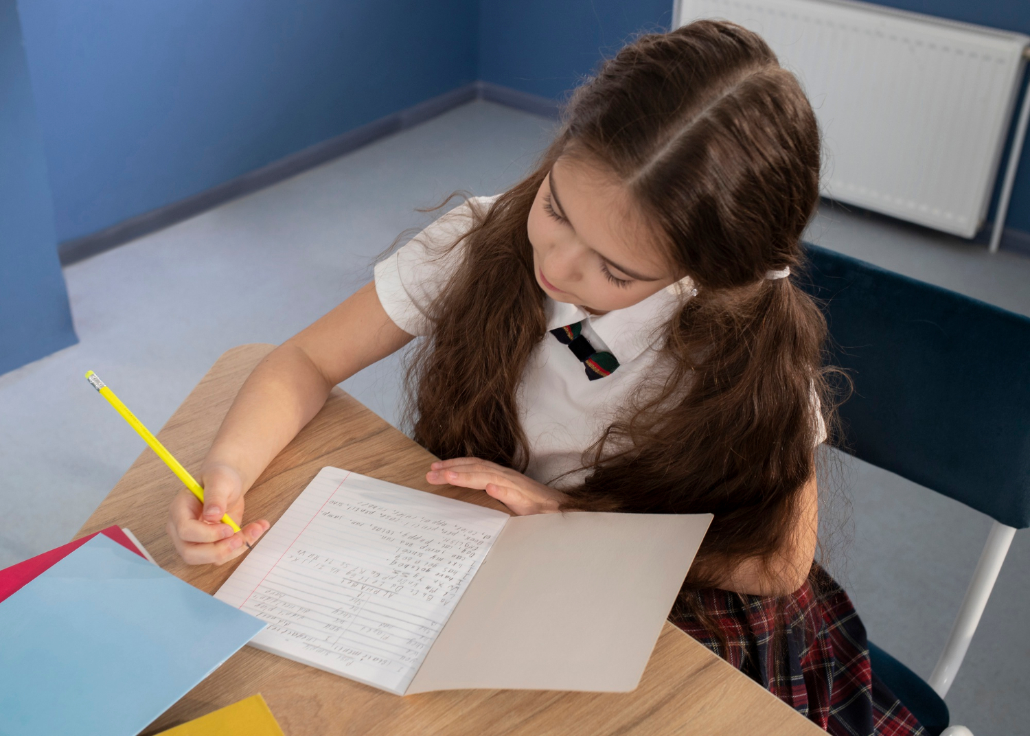Девочка делает уроки