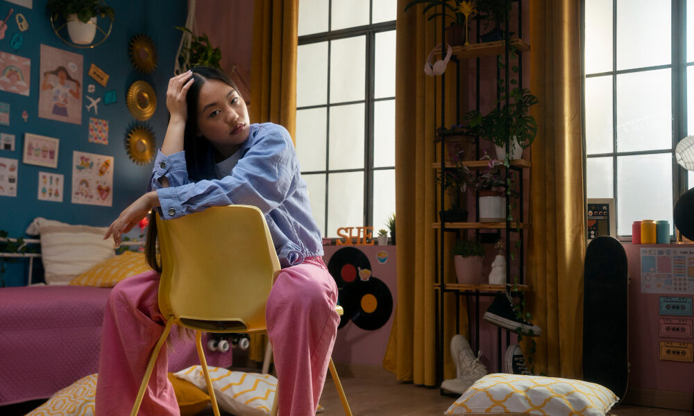 Китайская девушка сидит на стуле