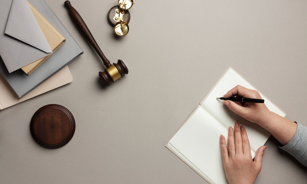 Юрист пишет в блокнот