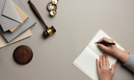 Юрист пишет в блокнот