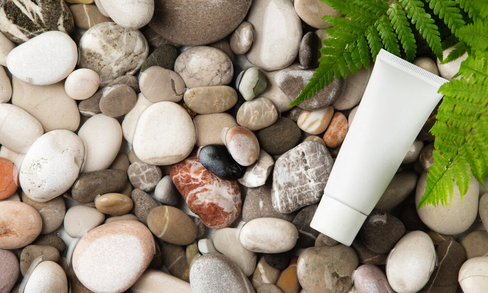 тюбик крема в камнях