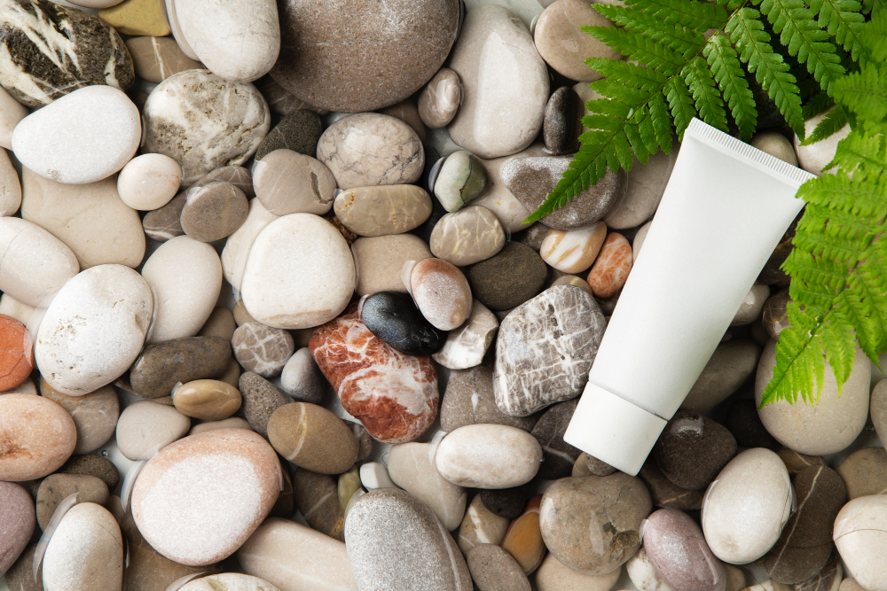 тюбик крема в камнях