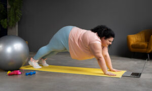 Женщина стоит в планке