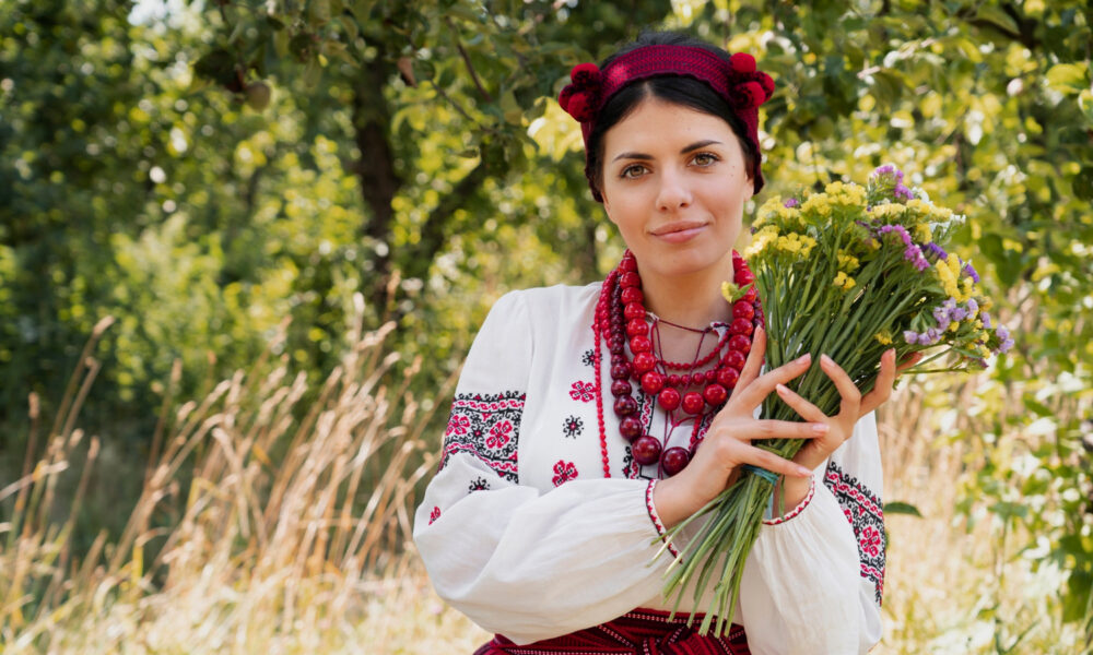 Девушка в народном платье