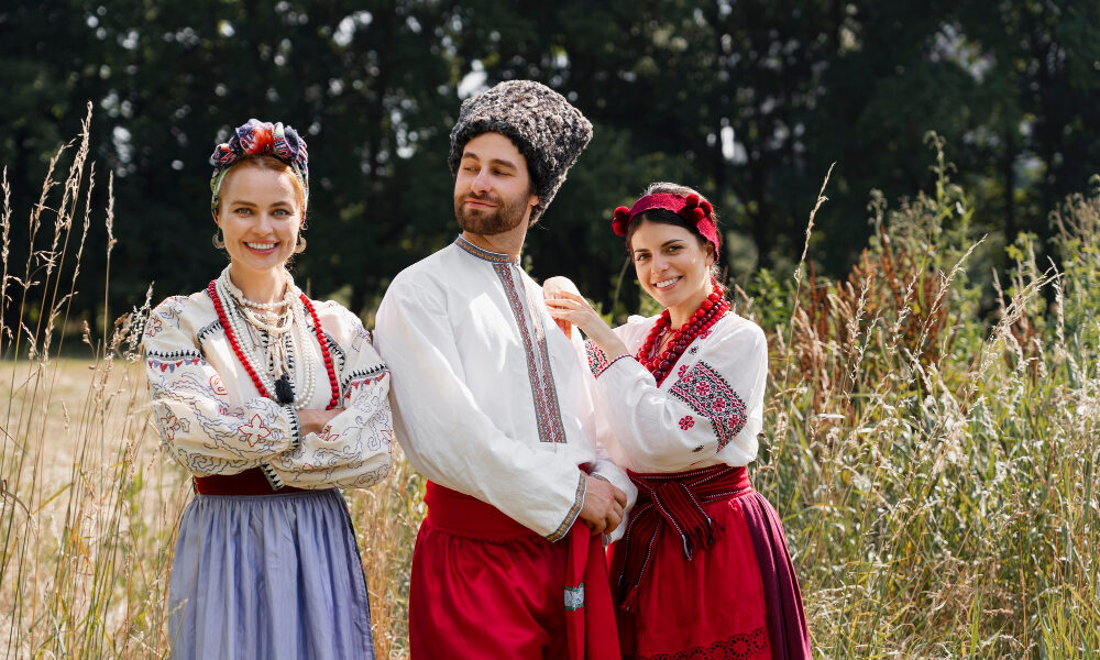 Трое танцоров в национальной одежде