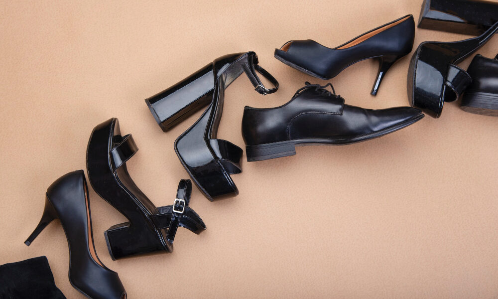 Разные чёрные обувь лежит на полу
