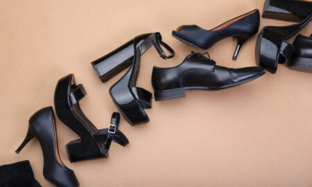 Разные чёрные обувь лежит на полу