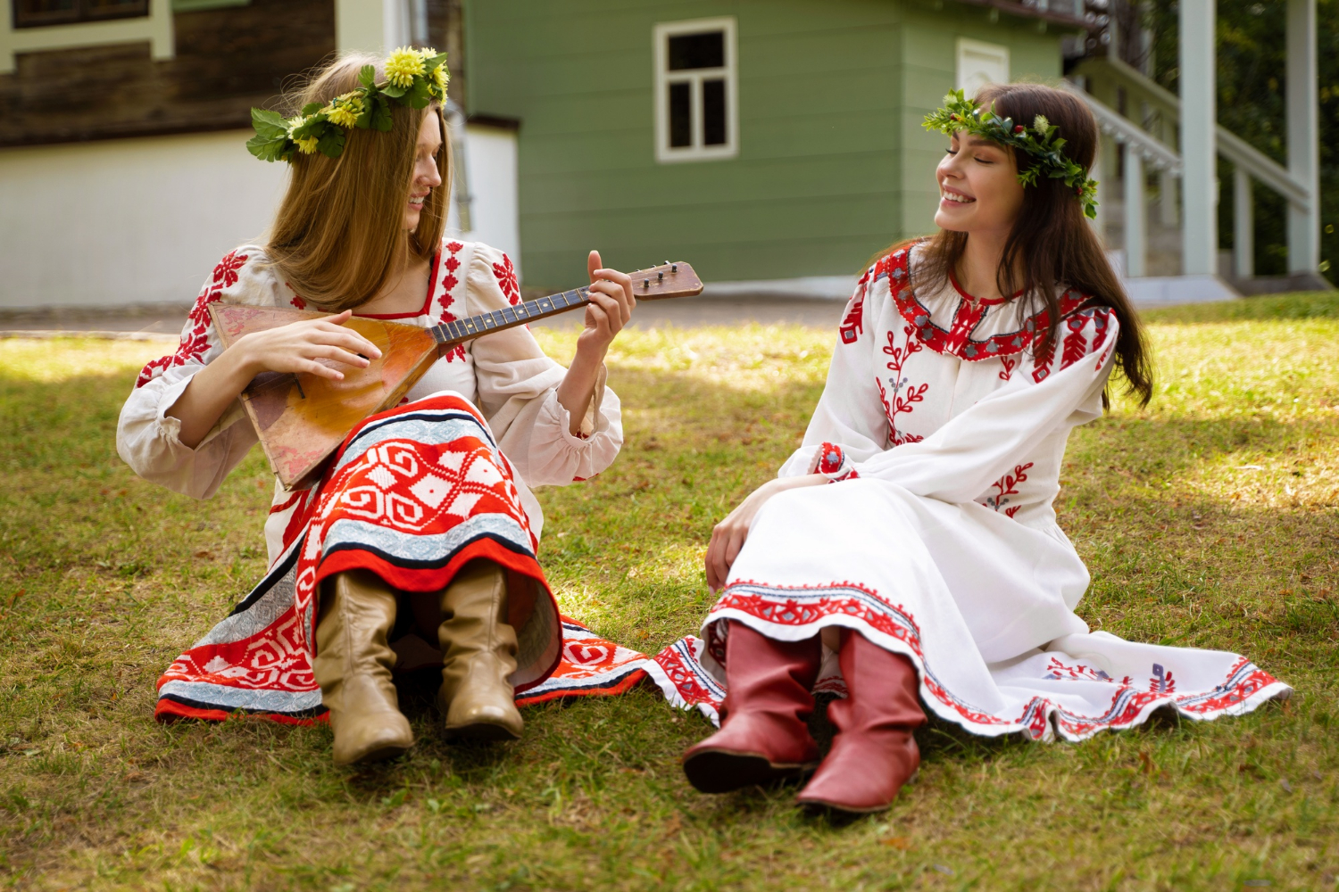 Две славянские девушки улыбаются