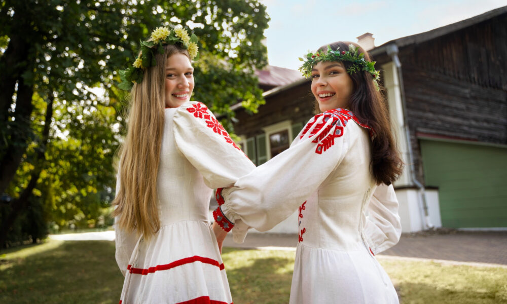 Две славянские девушки в народных платьях