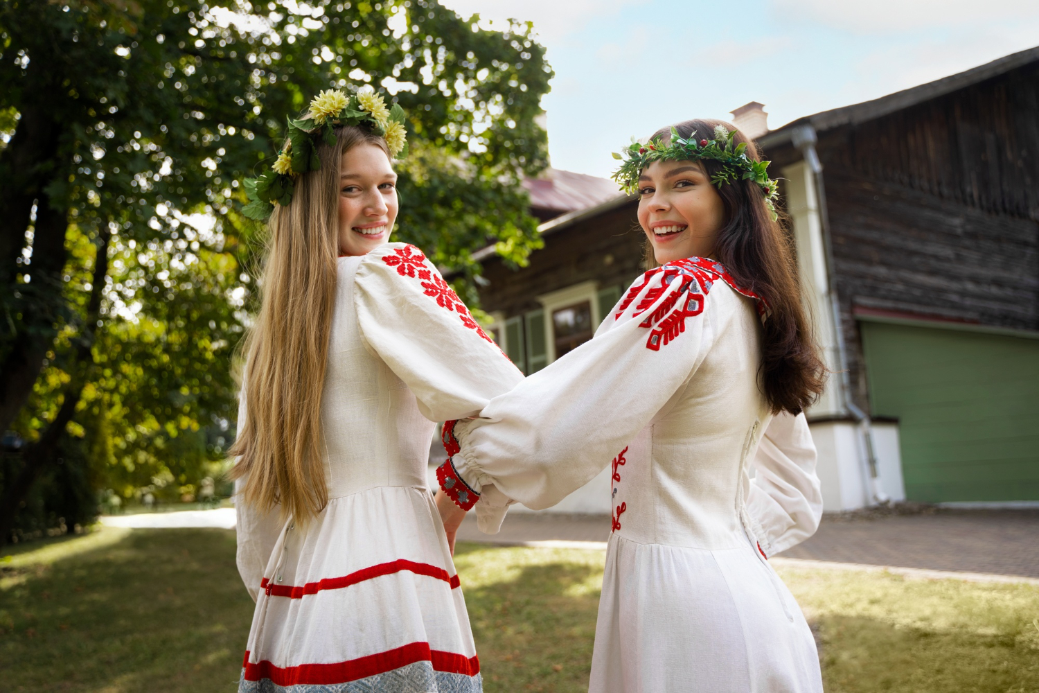 Две славянские девушки в народных платьях