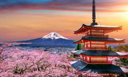 Весенняя Япония, цветущая сакура и вид на заснеженную гору