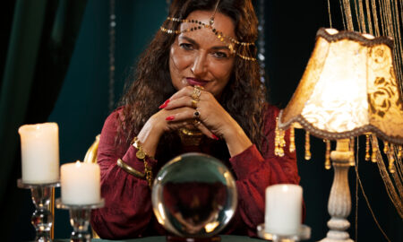 Женщина астролог