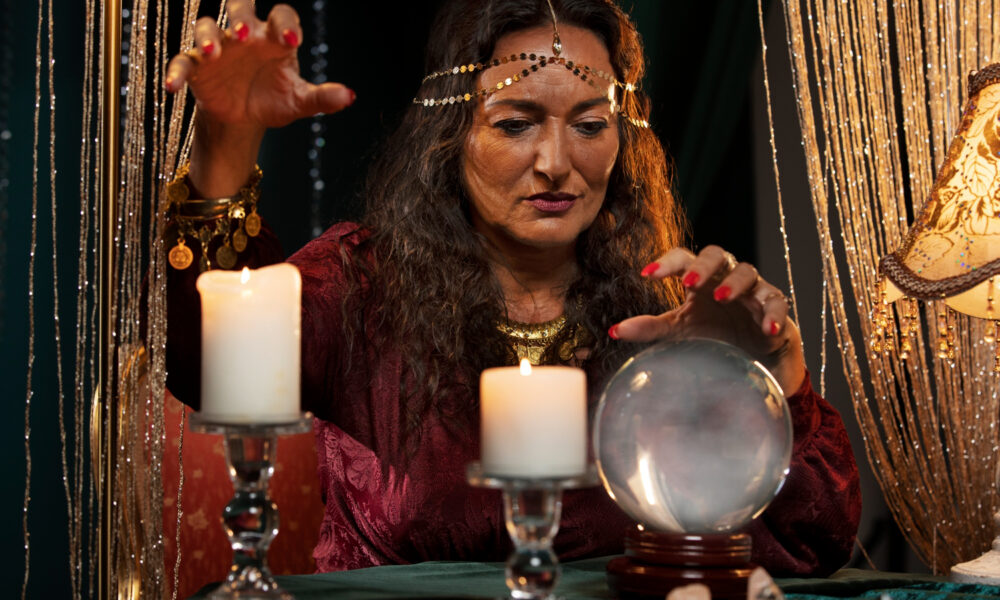 Гадалка с шаром